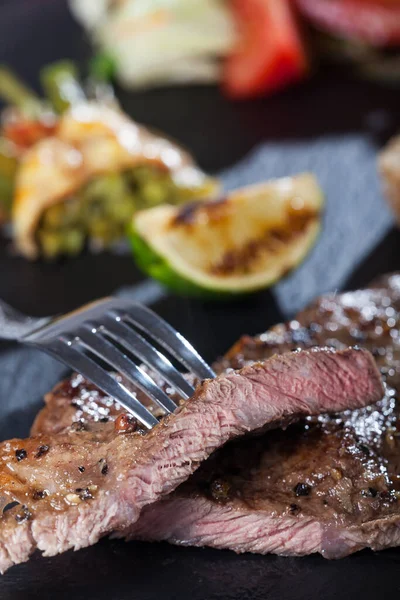 Rebanadas Bistec Con Tenedor —  Fotos de Stock