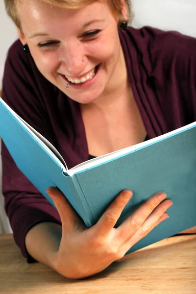 Chica Está Leyendo Libro — Foto de Stock