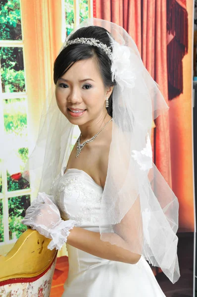 結婚式のドレスを着たアジア系女性 — ストック写真