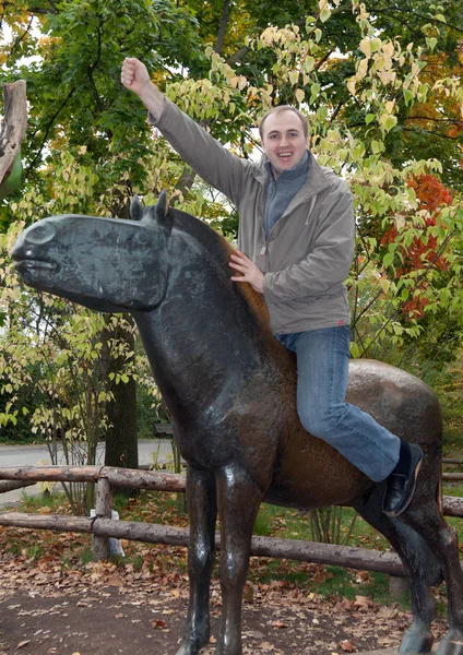Άνθρωπος Ένα Μνημείο Άλογο Ορείχαλκου Φθινόπωρο Στην Πράγα — Φωτογραφία Αρχείου