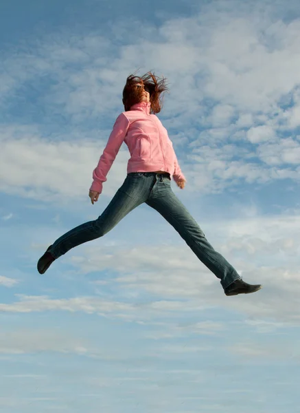 Девушка Прыжке Фоне Неба Красном Свитере — стоковое фото