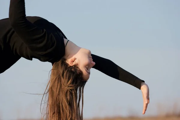 Mädchen Macht Übungen Freien — Stockfoto