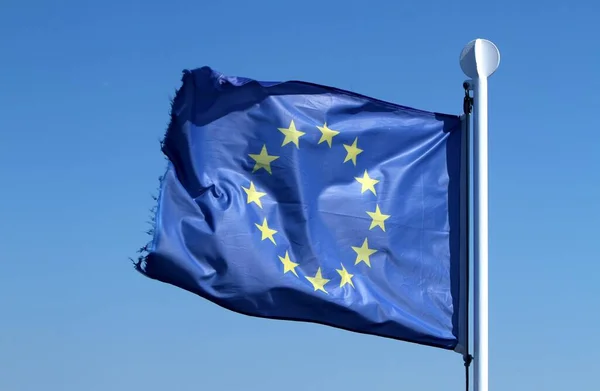 Σημαία Της Ευρωπαϊκής Ένωσης Στον Γαλάζιο Ουρανό — Φωτογραφία Αρχείου