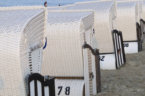 海滨度假胜地海滩椅 — 图库照片