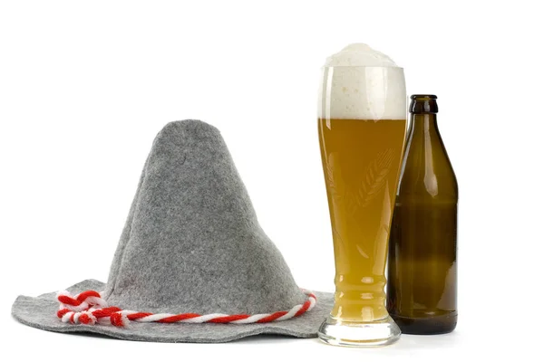 Cappello Bicchiere Pronti Con Birra Frumento Fondo Bianco — Foto Stock