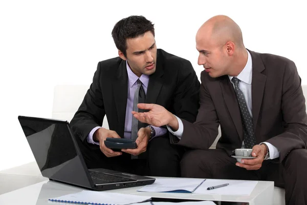 Dois Empresários Que Preparam Proposta — Fotografia de Stock