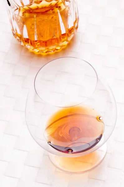 Bicchiere Whisky Con Ghiaccio Sul Tavolo — Foto Stock