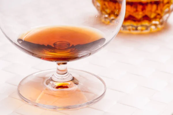 Glas Whisky Med Isbitar Bordet — Stockfoto