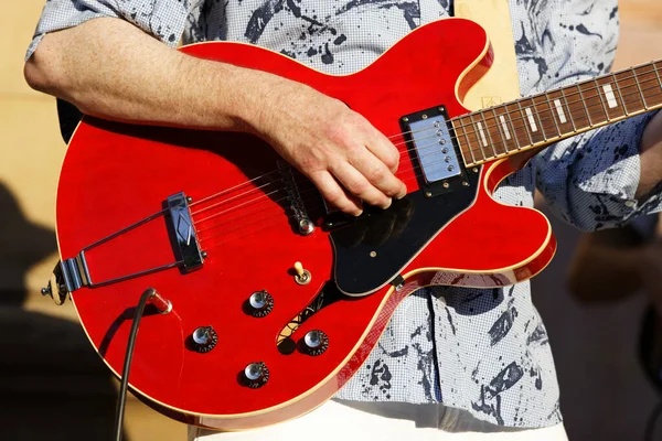 Mann Spielt Gitarre Der Wand — Stockfoto