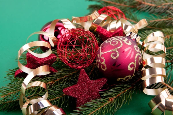 Ornamentos Festivos Árvore Natal Com Bolas Natal Vermelho Fundo Verde — Fotografia de Stock