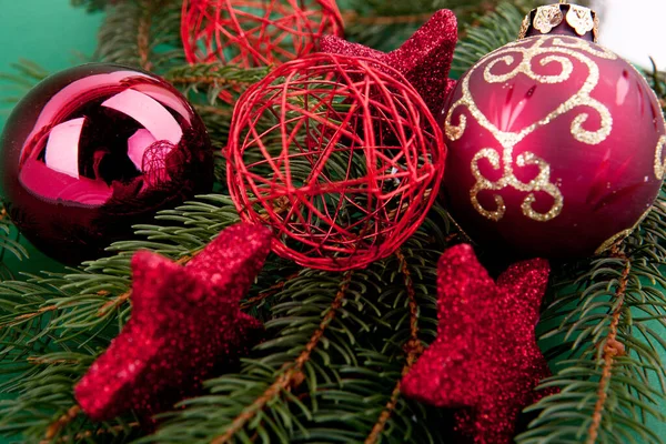 Decoraciones Navideñas Festivas Con Bolas Navidad Rojas Sobre Fondo Verde —  Fotos de Stock