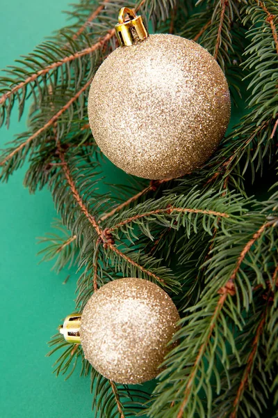 Feestelijke Kerstboom Ornamenten Met Kerstballen Groene Korstmos Hitergrund Met Kopieerruimte — Stockfoto