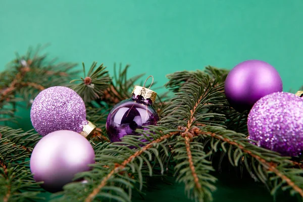 Ünnepi Karácsonyi Dekorációk Lila Golyókkal Karácsony Zöld Fenyő Ágak Zöld — Stock Fotó