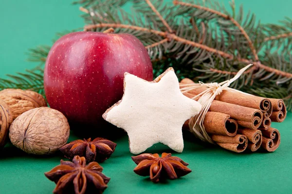 Natal Decoração Festiva Com Canela Anis Nozes Biscoitos Fundo Verde — Fotografia de Stock
