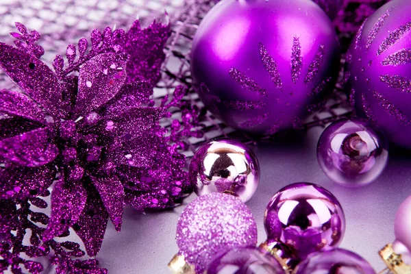 コピースペースと銀の背景に紫色のボールとお祝いのクリスマスの装飾 — ストック写真