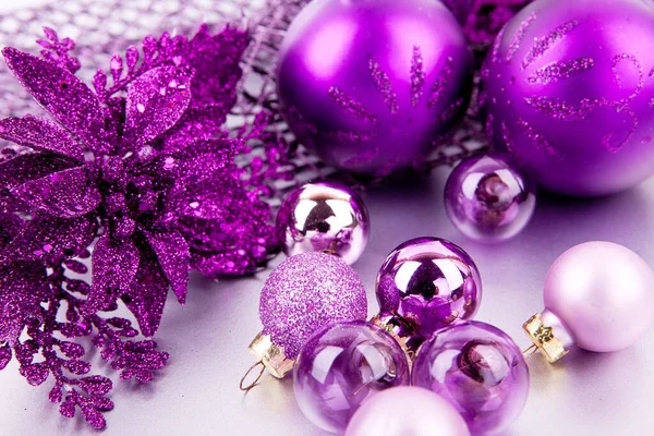Feestelijke Kerstversieringen Met Paarse Kerstballen Zilveren Achtergrond Met Kopieerruimte — Stockfoto