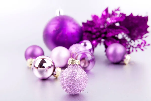 コピースペースと銀の背景に紫色のボールとお祝いのクリスマスの装飾 — ストック写真