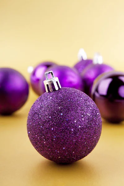 紫色のクリスマスは コピースペースと金の背景にクリスマスの装飾を負います — ストック写真