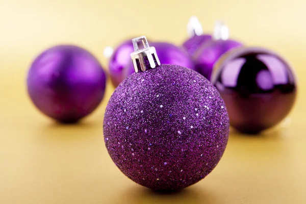 Roxo Natal Árvore Bolas Natal Decoração Fundo Dourado Com Espaço — Fotografia de Stock