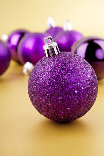 Purple Baubles Christmas Decorations Gold Background Copy Space — Stock Photo, Image