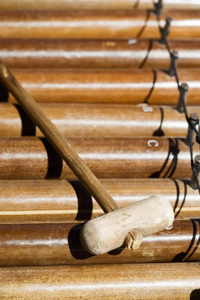 Detalle Bambú Xilófono Tradicional Bali Con Agua Mar — Foto de Stock