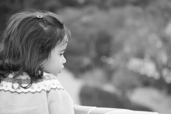 Portret Małej Uroczej Dziewczyny Patrząc Stronę Miejsca Kopiowania — Zdjęcie stockowe