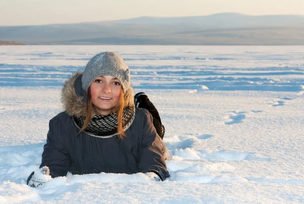 Belle Jeune Fille Repose Dans Neige — Photo