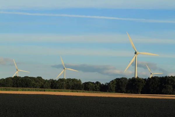 Malerischer Blick Auf Die Landschaft Mit Windmühlenbau — Stockfoto