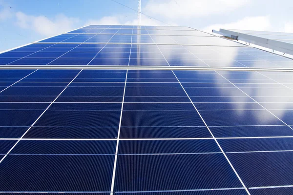 Hluboko Modrý Solární Panel Namontovaný Střeše Záběr Zblízka — Stock fotografie