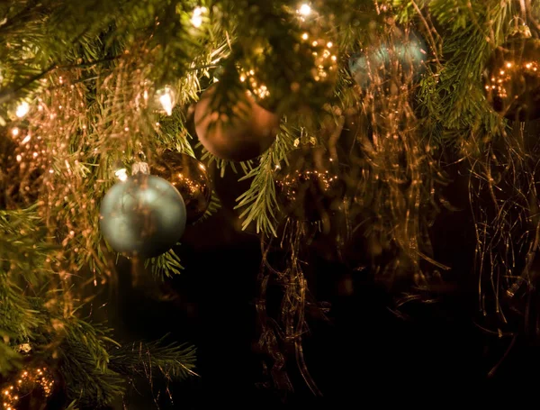 Φωτισμένα Κλαδιά Ελάτης Και Χριστουγεννιάτικη Διακόσμηση — Φωτογραφία Αρχείου