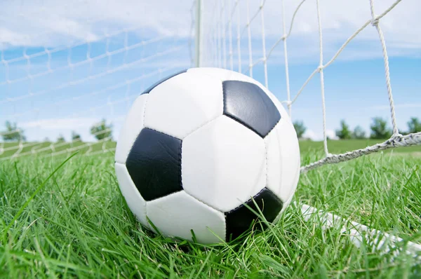 Fotboll Bollen Låg Grönt Gräs Sport Koncept — Stockfoto