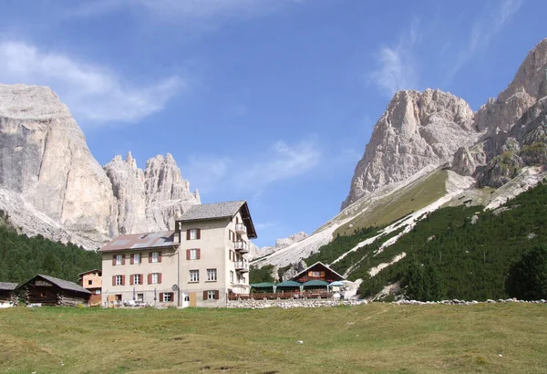 Menekült Dolomitokban — Stock Fotó