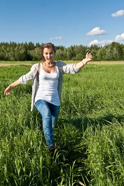 Beautiful Young Girl Goes Green Grass — Stock Photo, Image