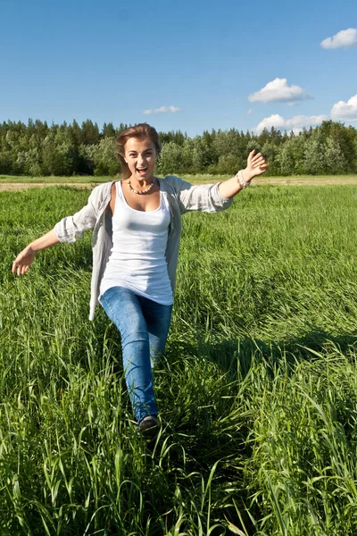 Krásná Mladá Dívka Jde Zelenou Trávu — Stock fotografie