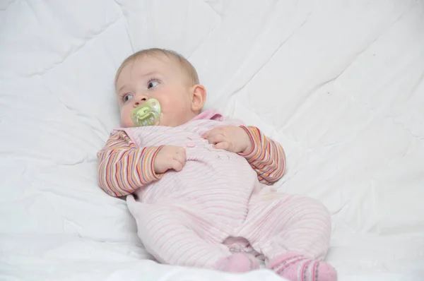Pequeno Bonito Bebê Cama — Fotografia de Stock