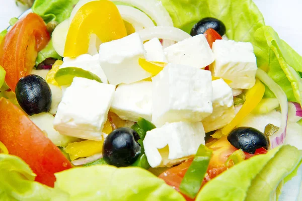 Feta Saláta Paradicsommal Fekete Olajbogyóval Friss Zöldségekkel — Stock Fotó