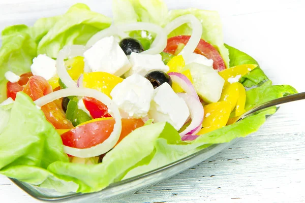Feta Salat Mit Tomaten Schwarzen Oliven Und Frischem Gemüse — Stockfoto