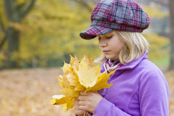 나뭇잎이있는 사랑스러운 소녀의 초상화 — 스톡 사진