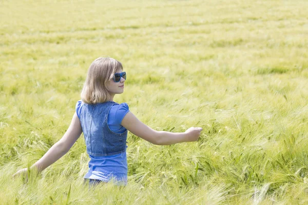 Jeune Fille Dans Domaine Orge — Photo