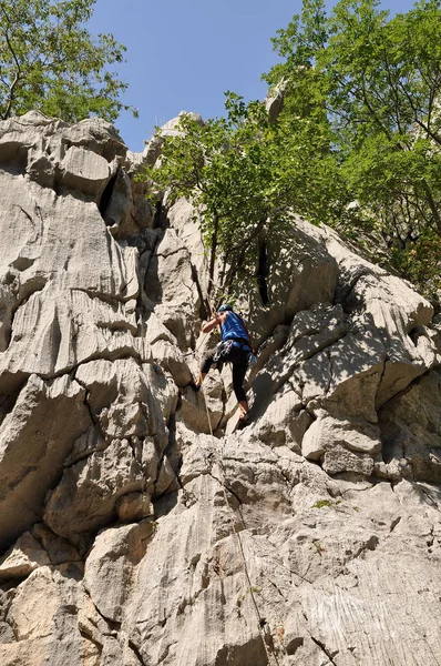 Hombre Escalando Montaña Cima Roca —  Fotos de Stock
