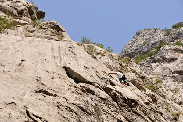Mann Erklimmt Bergklippe — Stockfoto