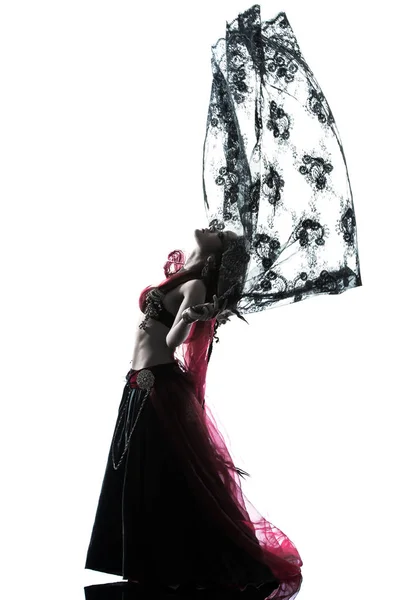 Uma Mulher Árabe Dançarina Ventre Dançando Silhueta Estúdio Isolado Fundo — Fotografia de Stock