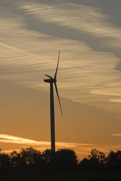 利用风力涡轮机在克里夫附近的下莱茵河上日出 — 图库照片