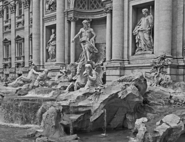 Member Receiving Trevi Fountain — Zdjęcie stockowe