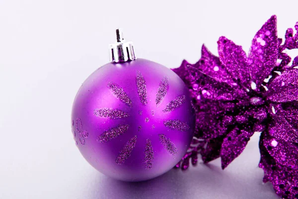 Festive Christmas Decorations Purple Baubles Silver Background Copy Space — Stock Photo, Image