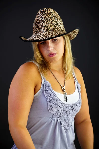 Giovane Donna Bionda Con Cappello Sfondo Nero Ripresa Studio Adobe — Foto Stock