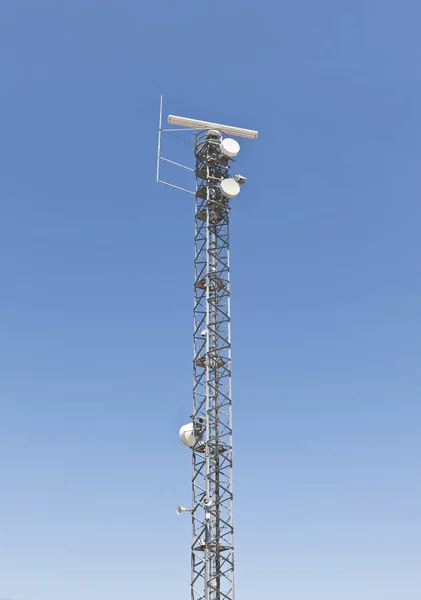 Torre Comunicación Contra Cielo Azul Claro — Foto de Stock