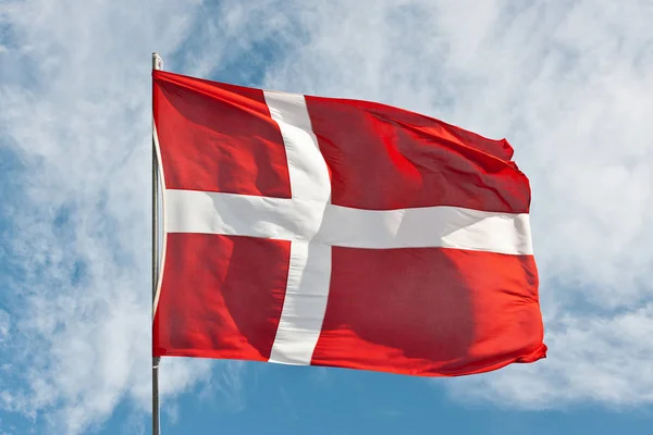 Flaga Narodowa Denmarku Powiewającego Wietrze Przeciwko Letniemu Niebu — Zdjęcie stockowe