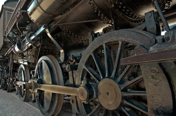 Uma Caldeira Grande Descansa Nas Rodas Ferro Pesadas Uma Locomotiva — Fotografia de Stock
