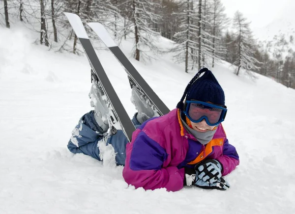 Joven Esquiadora Descansando Sobre Nieve — Foto de Stock
